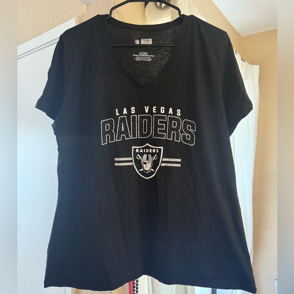 RAIDERS NFL WOMENS V neck Tshirt NWOT